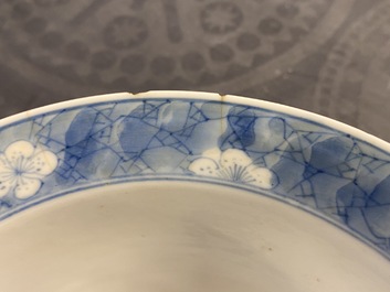 Deux bols de type klapmuts en porcelaine de Chine en bleu et blanc, Kangxi